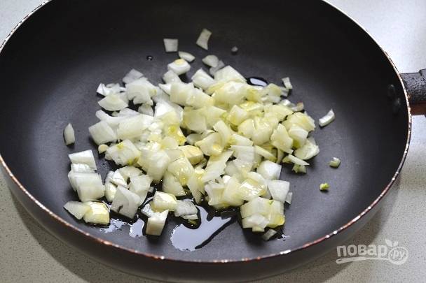 На сковороде разогрейте растительное масло. Выложите измельченный лук и обжарьте до прозрачности. 