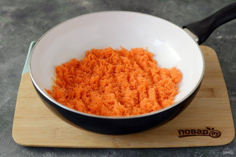 Разогрейте сковороду на небольшом огне, обжарьте морковь 10-15 минут, постоянно помешивая.