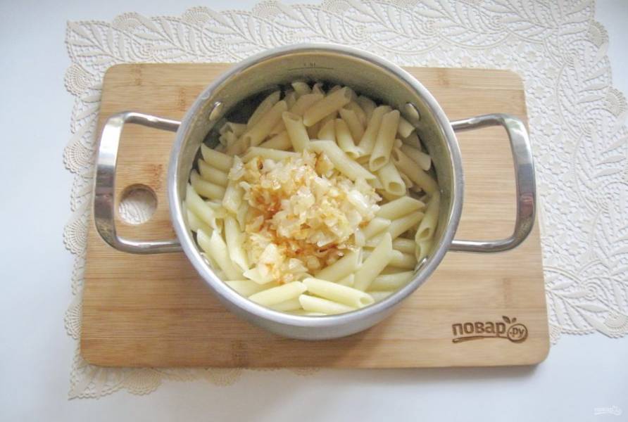 Выложите в макароны жареный лук.