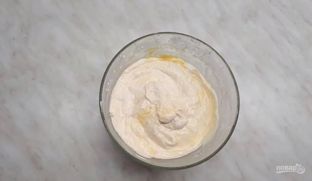 3. Аккуратно смешайте сливки с абрикосовым пюре с помощью лопатки, отправьте массу в морозилку на 1 час. Хорошо перемешайте мороженое и снова поставьте его в холодильник. 