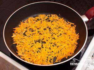 В сковороде на растительном масле обжариваем морковь.