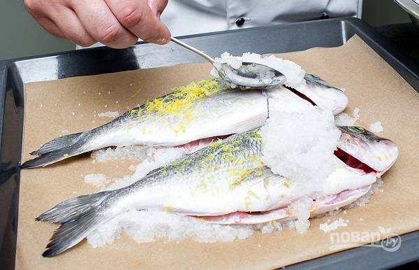 5. Выложите рыбу, укройте ее оставшейся солью со всех сторон. Благодаря добавлению воды, соль не рассыпается, с ней удобно работать. 