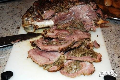 Ароматная запеченная баранья нога с аппетитной корочкой очень сочная и мясо хорошо отделяется от кости.