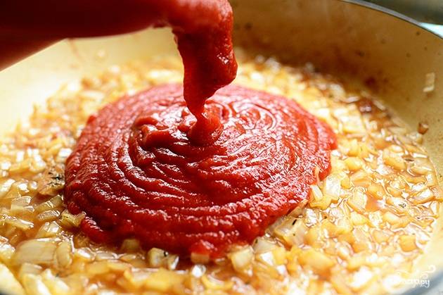 Затем добавьте томатный соус.