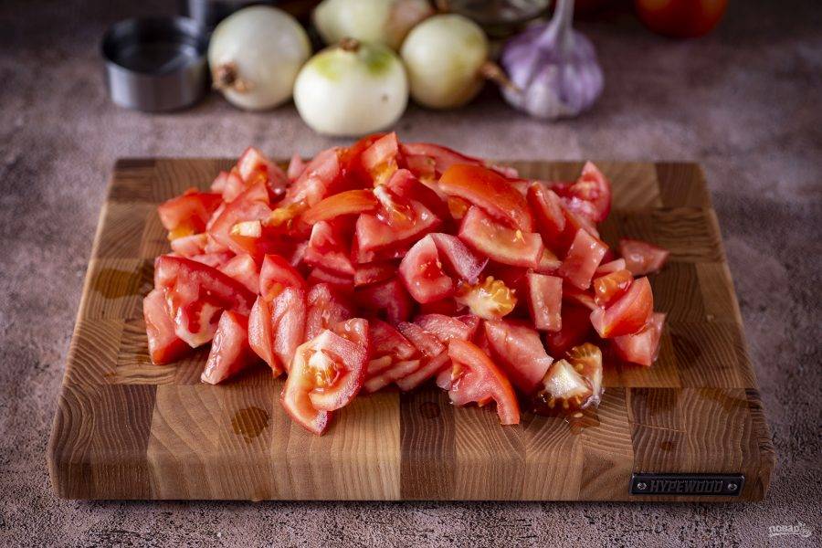 Помидоры нарежьте небольшими кубиками.