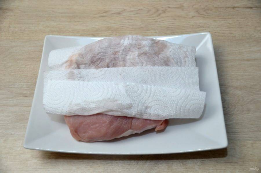 Хорошо промойте мясо, просушите бумажным полотенцем.