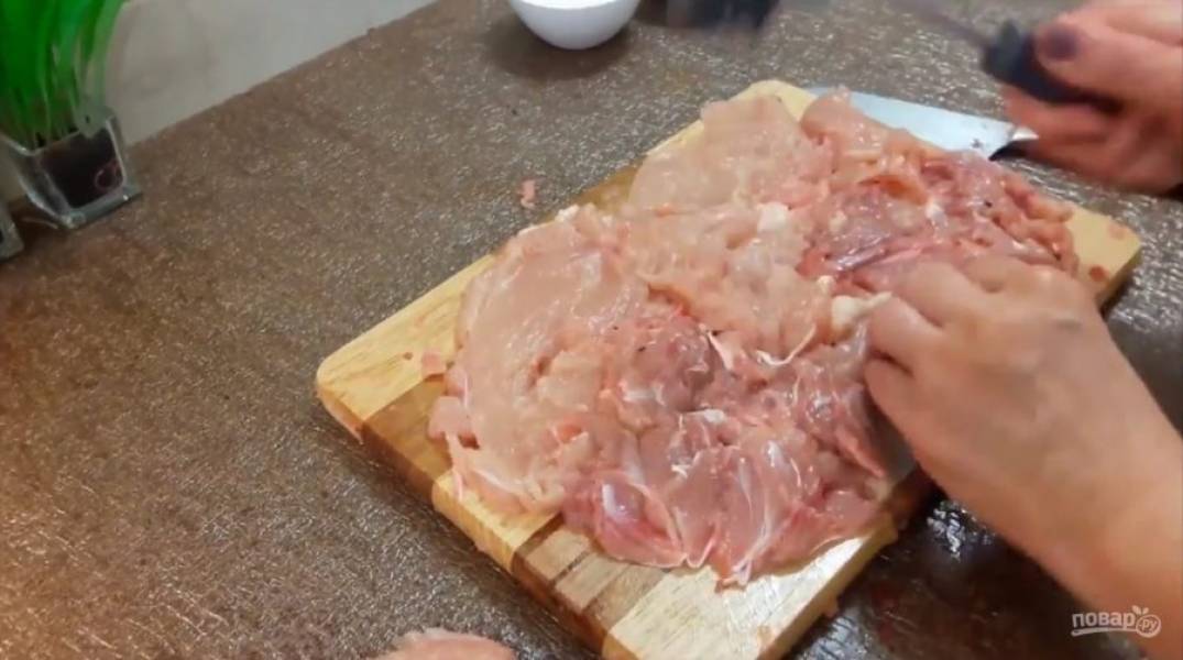 1. Отделите мясо курицы от костей с помощью ножа. Сделайте это аккуратно, потому что необходимо, чтобы шкурка осталась целой.