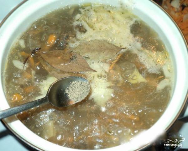 5. Затем в кастрюлю аккуратно добавьте картофель, морковь и репчатый лук. Посолите, поперчите и не забудьте про лавровый лист. Продолжайте варить суп на среднем огне, помешивая, еще примерно 20-25 минут. Когда картофель станет мягким — суп готов. Приятного аппетита!