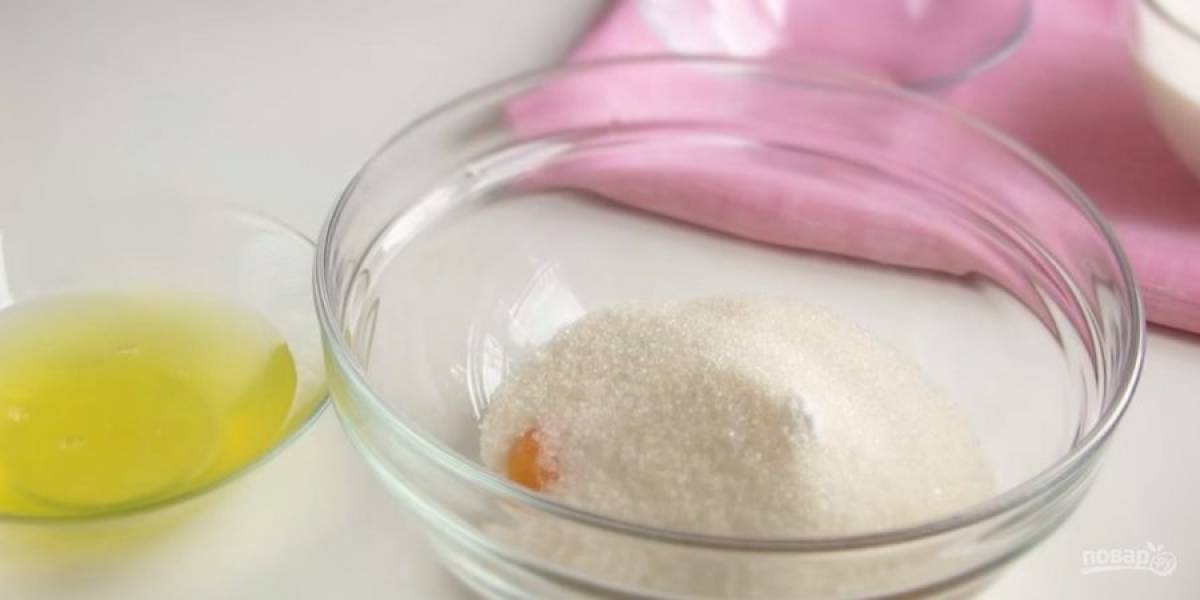 1. Желтки отделите от белков, смешайте с сахаром, ванилином и взбейте миксером в течение 3-4 минут. Пересыпьте сахарную смесь в кастрюлю, залейте горячим молоком и поставьте на небольшой огонь. 