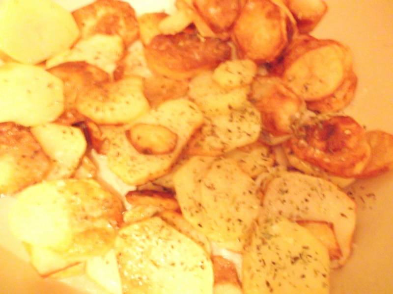 3. Картофель пересыпаем специями, солим и перчим по вкусу. Перемешиваем.