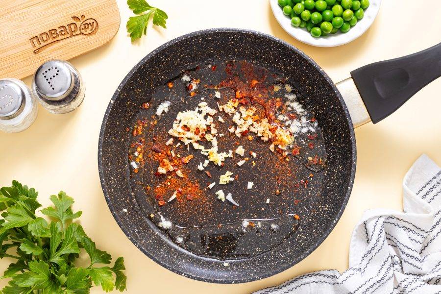 Разогрейте сковороду на среднем огне и обжарьте в растительном масле несколько секунду чеснок с корнем имбиря и перцем чили до раскрытия аромата.