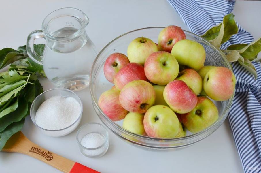 Подготовьте яблоки, воду, зелень, сахар и соль, приступим!