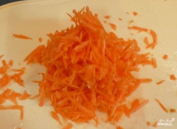 2. Морковь натираем на бурачной тёрке либо измельчаем в блендере.