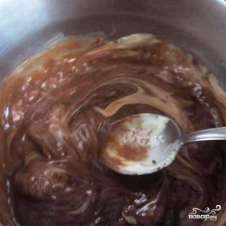 Тем временем, приготовим шоколадный крем ганаш. Для этого доведем до кипения 100 гр. сливок, в кипящие сливки добавляем сливочное масло и на хаотичные кусочки поломанный шоколад. Держим на медленном огне до однородности массы. Когда ганаш остынет, равномерно покрываем им наш торт, после чего торт вновь на некоторое время отправляем в холодильник для застывания.