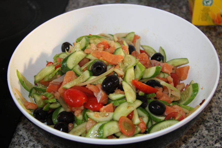 Рецепт салат с лососем. Калорийность, химический состав и пищевая ценность.
