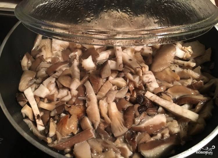Очистите и порежьте луковицу. Налейте на сковороду растительное масло, разогрейте его, обжарьте лук до мягкости, затем добавьте к луку грибы и жарьте их вместе, пока не выпарится вода.