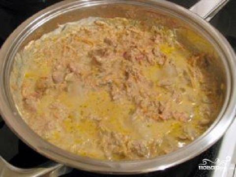 2. Теперь в сковороду можно вылить сметану. Хорошо все перемешаем. Добавим по вкусу соль и перец и на среднем огне потушим около 7 минут.