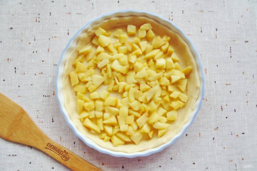 Остывшие яблоки выложите в форму на тесто.