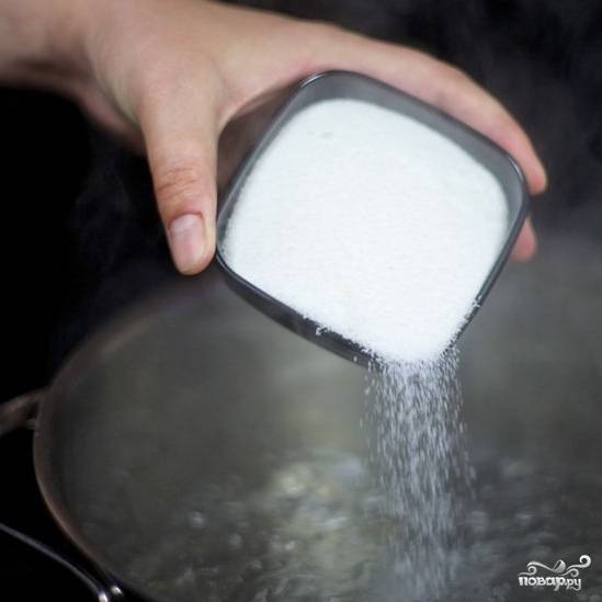 В большой кастрюле доведите до кипения 4 литра воды, добавьте сахар и прокипятите 2 минуты. Внимание! Из указанного количества ингредиентов получается довольно кисленький компот, если вы любите сладкий - добавляйте больше сахара.
