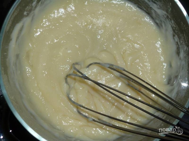 Теперь приготовьте крем. В сотейнике смешайте яйцо с ванилином и сахаром. Влейте к ингредиентам молоко частями, постоянно помешивая. Поставьте сотейник на огонь. Варите крем до загустения, помешивая его венчиком. В конце добавьте масло.