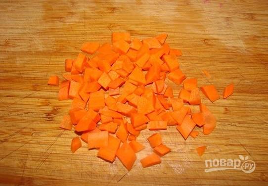 5. Очистите и измельчите морковь. 