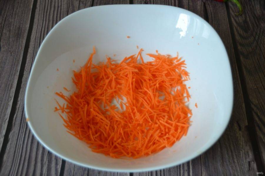 Пока готовятся баклажаны, займитесь другими овощами, натрите на терке морковь.