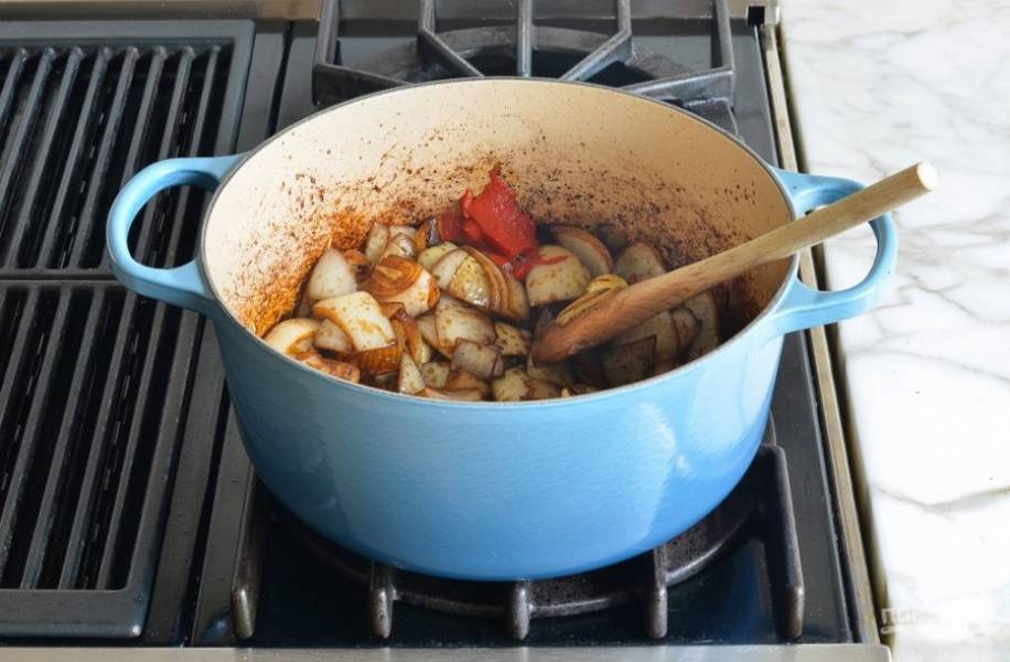 5. Добавьте бальзамический уксус, специи и чеснок. Через минутку выложите томатную пасту. 