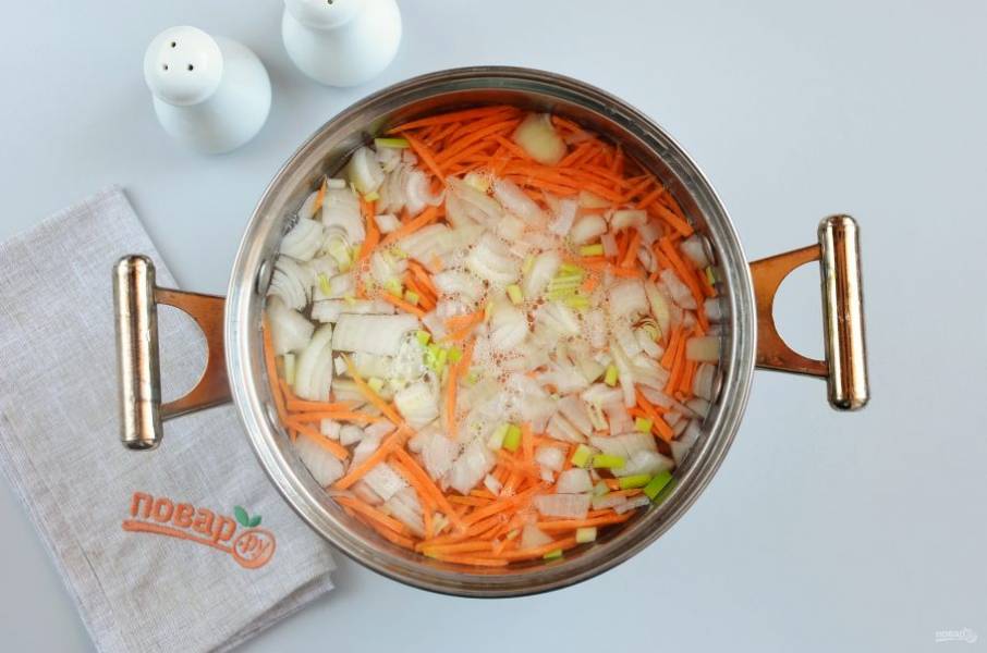 Выложите овощи в кипящую воду и варите 30 минут.