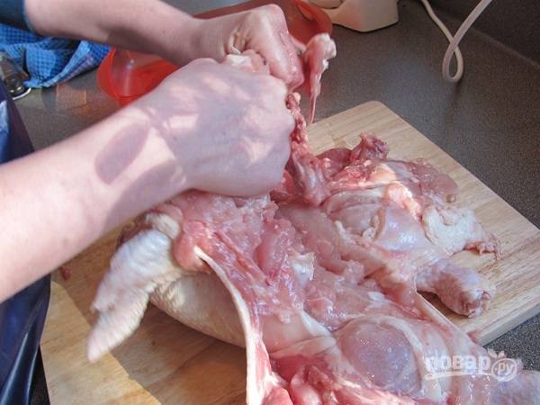 2. Раскройте птицу и аккуратно удаляйте косточки, срезая их максимально близко к мясу. 