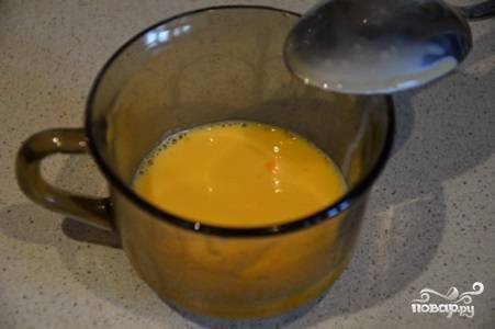 9. Отложенный ранее желток взбейте с ложкой молока. 