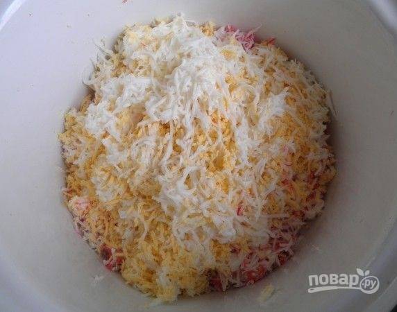 2. Туда же натрите на средней терке яйца.