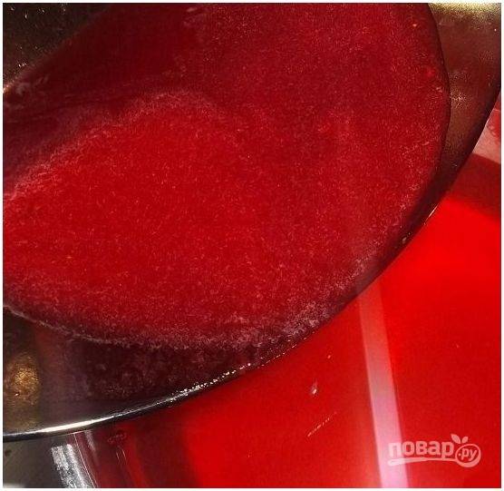 Процедите отваренные ягоды. В полученный отвар добавьте свежевыжатый сок с пюре.