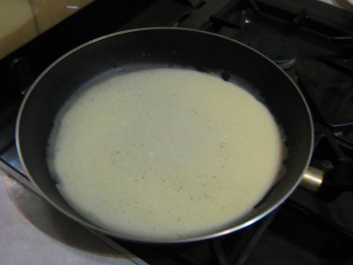 2. Раскаляем чугунную сковороду без масла, выпекаем блины, как обычно, с двух сторон.