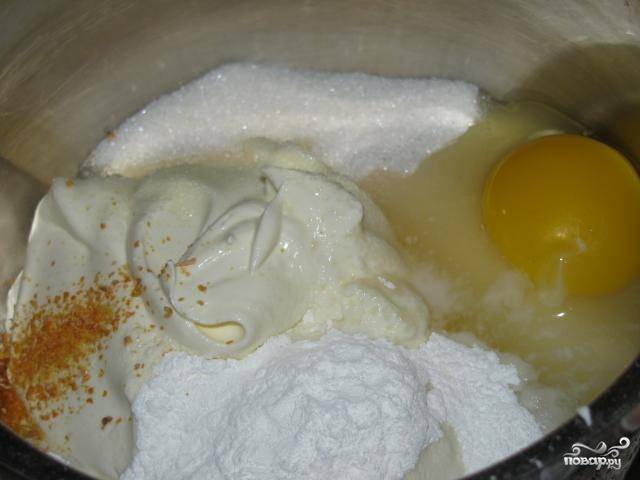 1. Подготовьте кастрюлю с водой и поставьте ее на огонь. В глубокую мисочку отправьте сметану с сахаром, крахмал и яйца. Для аромата в рецепт приготовления крема "Пломбир" для торта используется не только традиционная ваниль, но и цедра цитрусовых. Все как следует перемешайте и поставьте на водяную баню. 