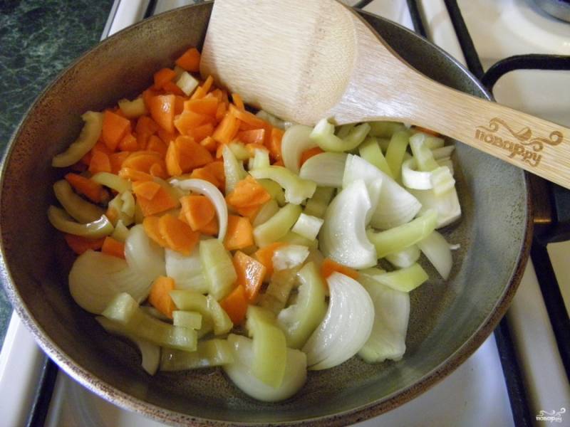 Порежьте некрупно болгарский перец, лук и морковь. На сковороде разогрейте растительное масло и обжарьте овощи до полуготовности. Посолите по вкусу.