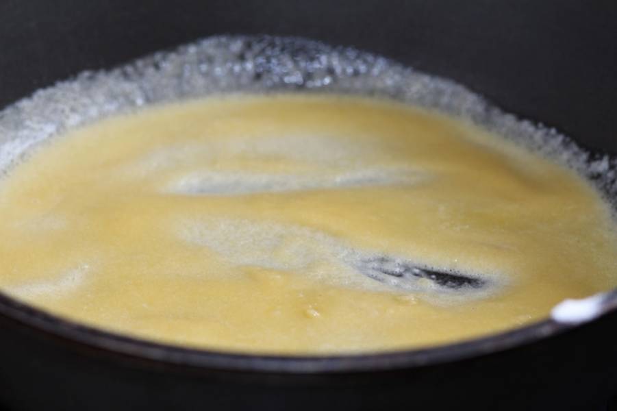 Растопите на сковороде сливочное масло. Добавьте яично-сырную массу, муку и сливки. Все тщательно перемешать, посолить и 2-3 минуты нагревать на слабом огне.