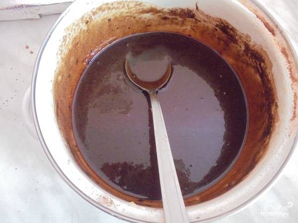 8. Украсить можно шоколадной глазурью, например. Для ее приготовления растопите шоколад (если его нет, то растворите в теплом молоке сахар, ложку какао и сливочное масло). 