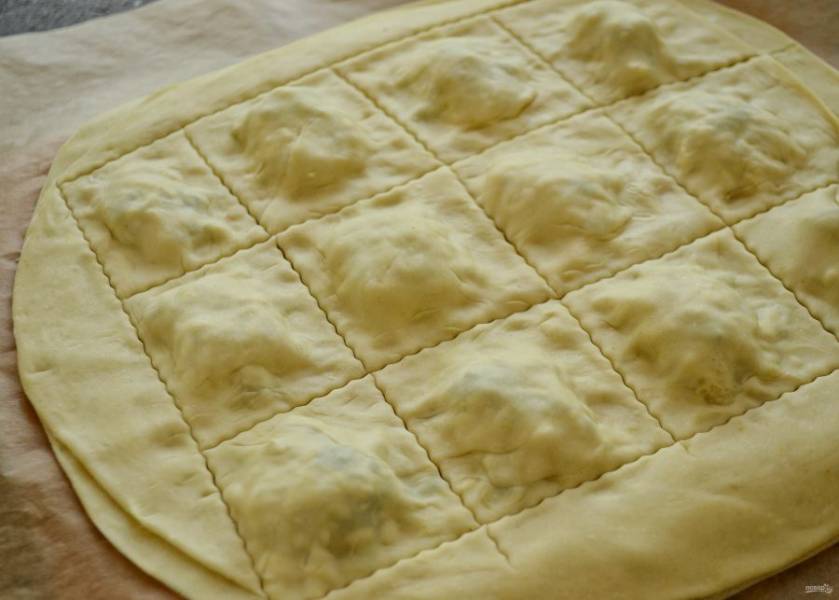 Нарежьте равиоли ножом на квадраты. Удобно это делать фигурным ножом для пиццы. Отправьте равиоли на 15 минут в морозильную камеру. 