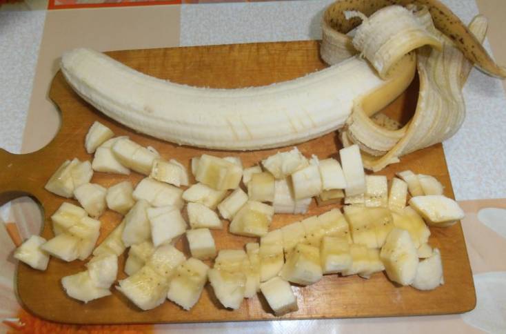 Бананы очищаем и нарезаем маленькими кубиками.