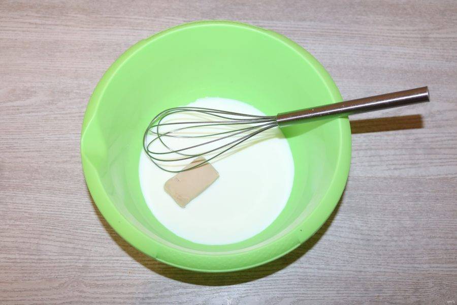 В молоке растворите дрожжи и сахар.