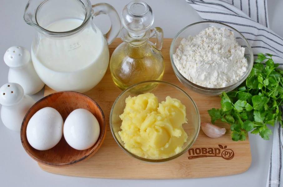 Подготовьте ингредиенты. Отварите картофель со щепоткой соли в минимальном количестве воды до мягкости, толкушкой превратите в пюре, для рецепта возьмите 200 грамм. Муку смешайте с разрыхлителем, на стакан муки — 1 ч.л. разрыхлителя.