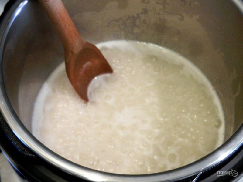 1.	Промойте рис и положите его в чашу мультиварки, залейте его водой и включите режим «Варка». Не закрывайте крышку и готовьте так около 10 минут.