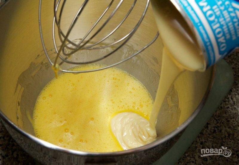 Миксером на небольшой скорости, взбейте яйца, добавьте растопленное масло и влейте постепенно сгущенку.