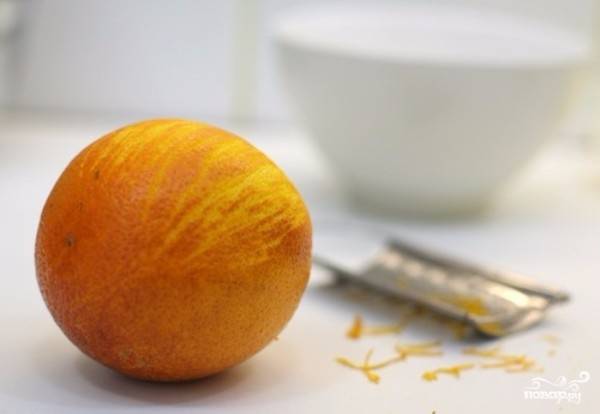 1) Натрите на терке цедру от одного целого апельсина.