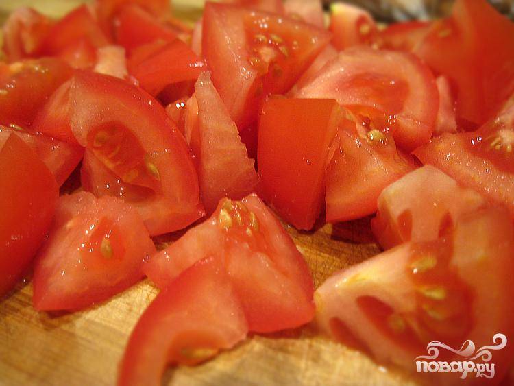 4.	Приготовим помидоры. Нарезаем их дольками, а потом и еще пополам. Все засыпаем в суп. Все хорошо перемешиваем.  Добавить немного томатной пасты.
