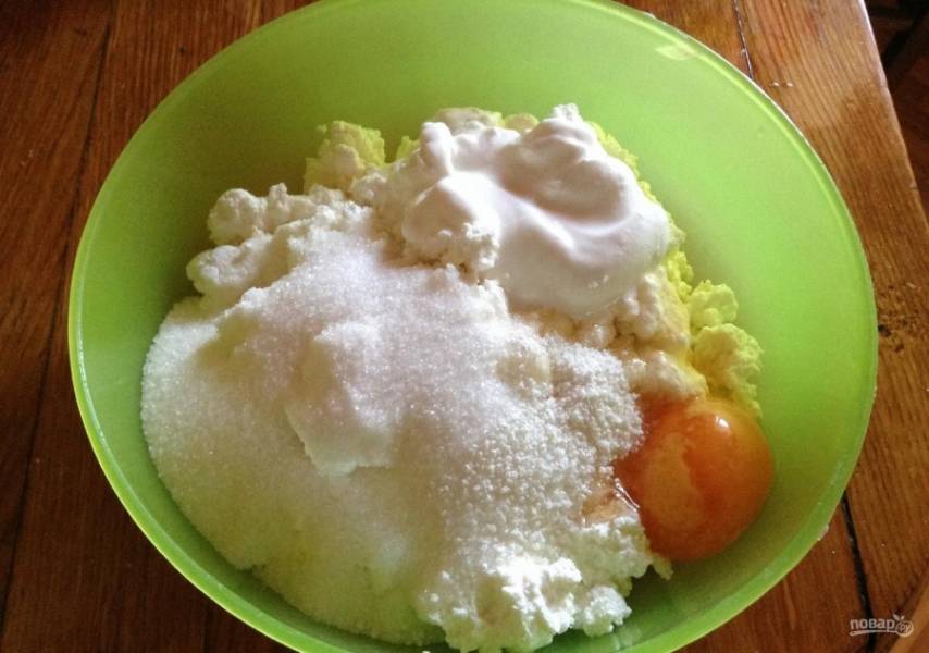 1.	Творог перекладываю в миску, добавляю яйцо, сметану, сахарный песок и ванильный сахар.