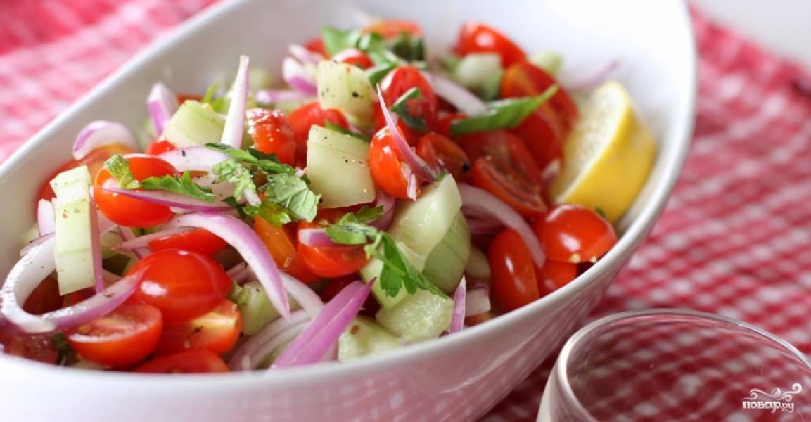 Как приготовить картофельный салат с солеными огурцами: