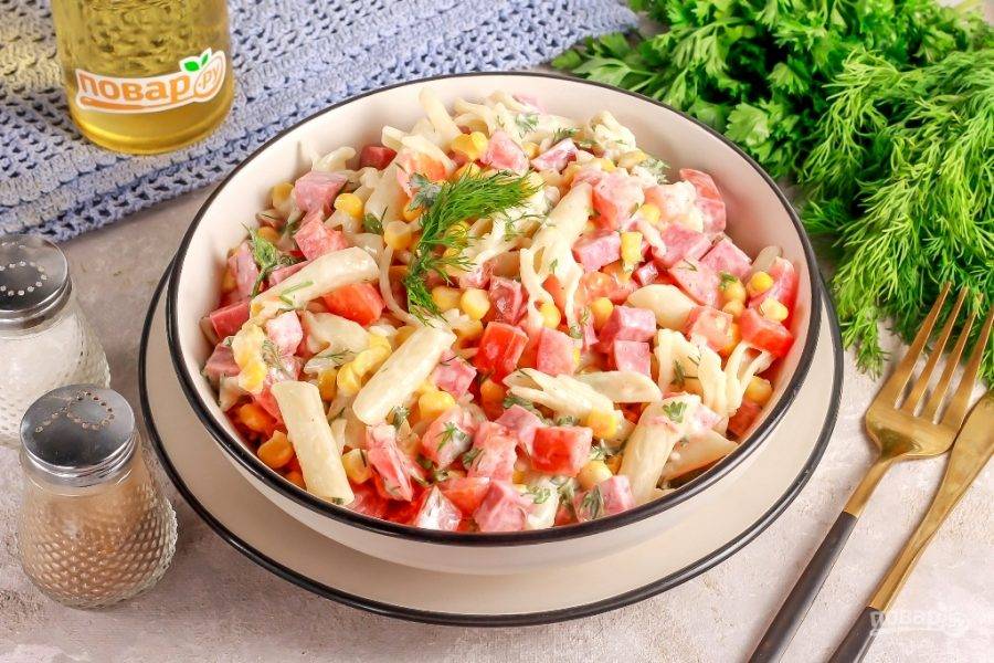 итальянский салат с блинами и копченой колбасой | Дзен
