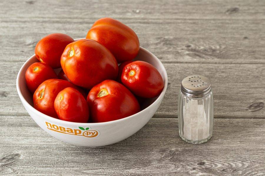 Подготовьте помидоры и соль.