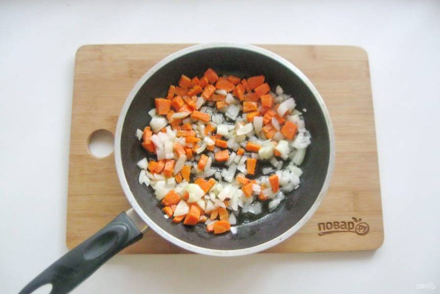 Налейте рафинированное подсолнечное масло и поджаривайте овощи перемешивая 7 минут.